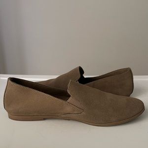Lucky Brand light brown slip on flats. Worn women’s size 9 flats.